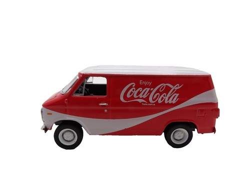 Johnny Lightning 2004 Ford E-250 Cargo Van 1:24 Coca-Cola Diecast