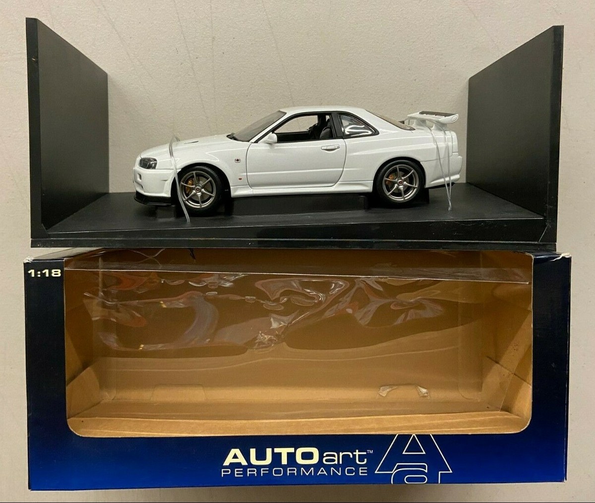 Autoart 1:18 Scale Diecast Car Nissan Skyline R34 GTR V-Spec II