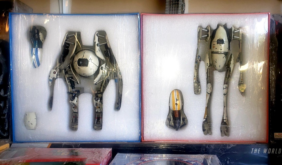 Portal 2 Atlas and P-Body 1/6 Scale 3A threeA Valve Action Figures