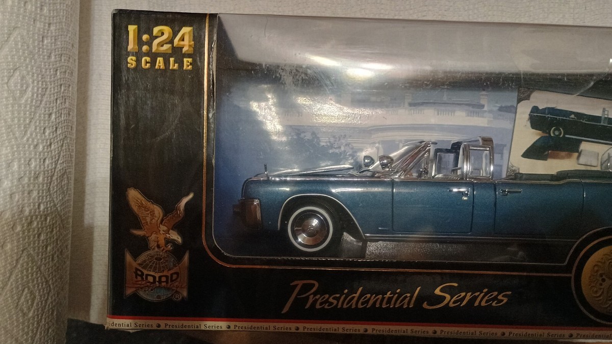 Road Signature Lincoln X-100 Kennedy Limousine 1:24 Car - Blue