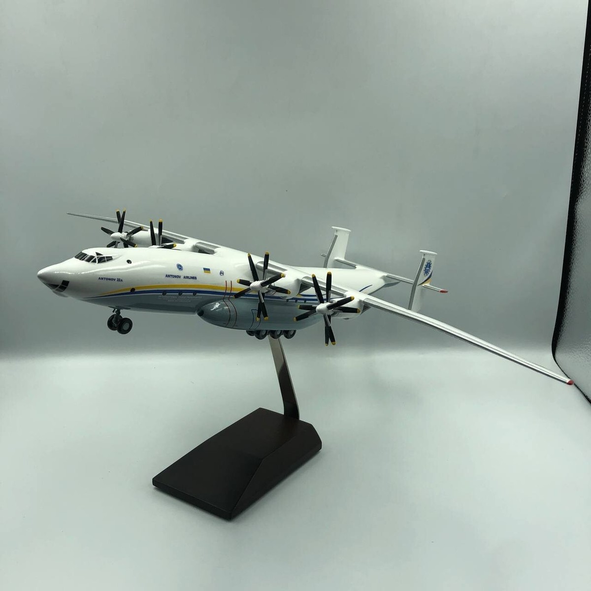 Official licenced Turboprop ADB Antonov 22 An-22A UR-09307 scale 1