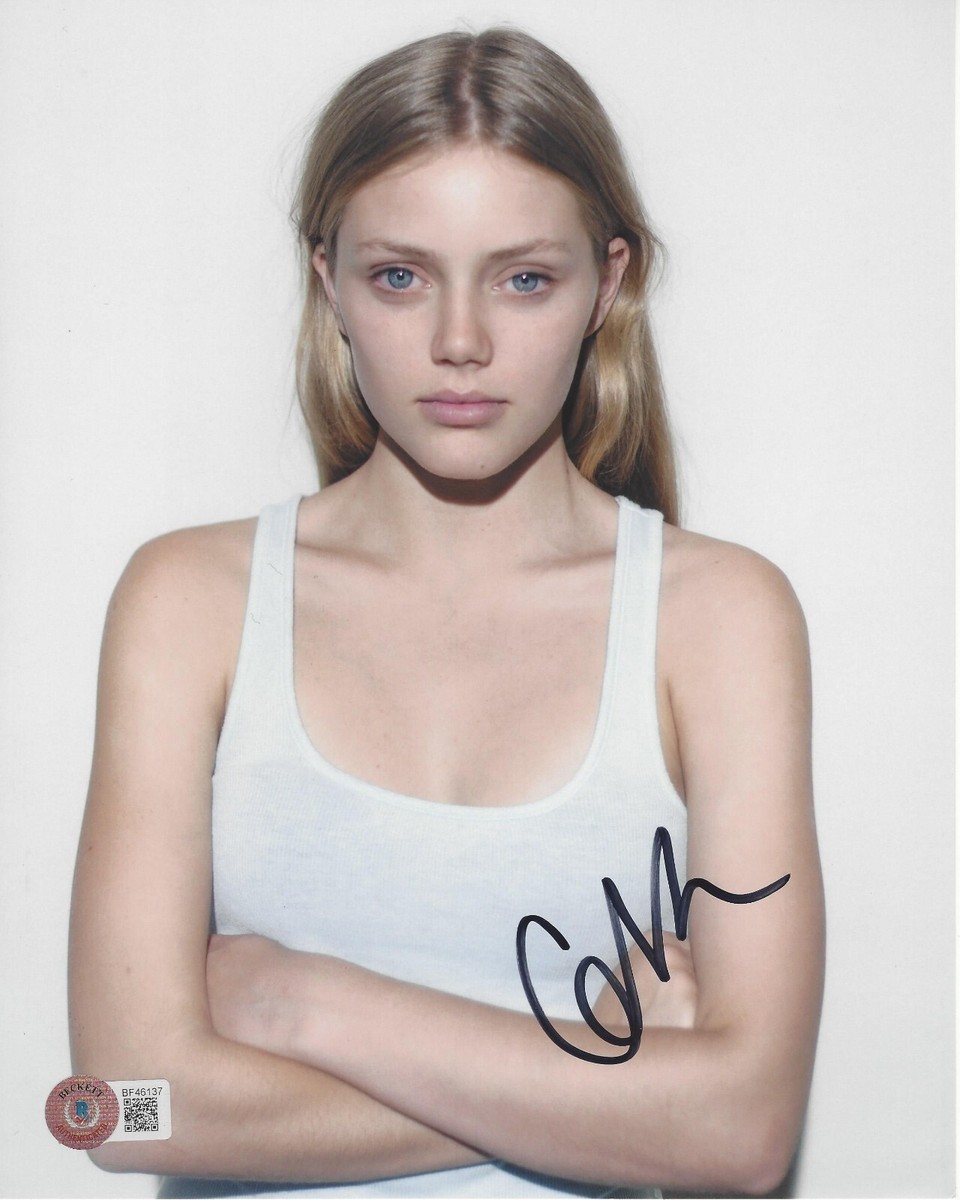 GRACE VAN DIEN SIGNED 'STRANGER THINGS' CHRISSY 8x10 PHOTO BECKETT