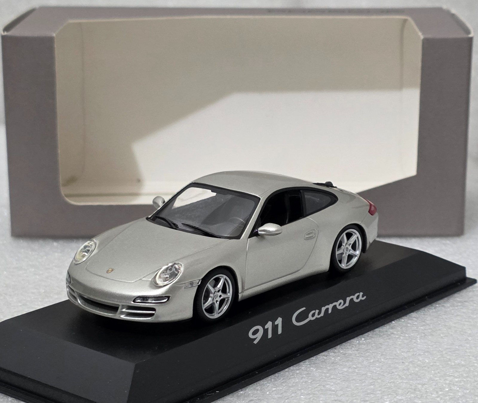 Porsche 911 (997) Carrera 2004 Silver 1:43 Minichamps WAP 020 114