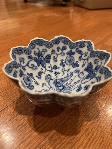 白云堂周兵制青花缠枝花凤纹瓜楞三足碗Early 20th Chinese Blue