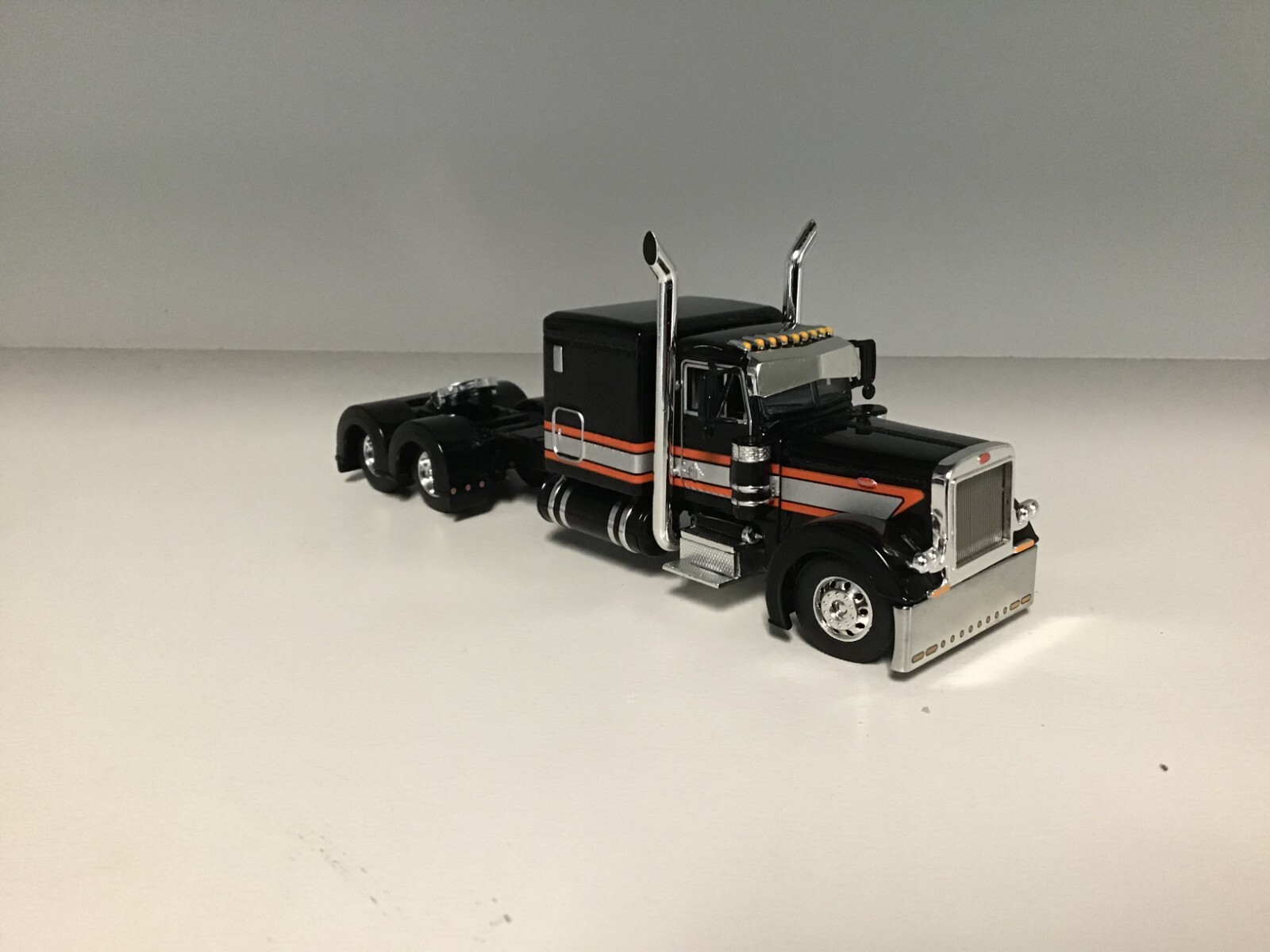 1/64 DCP BLACK SILVER ORANGE PETERBILT 379 60