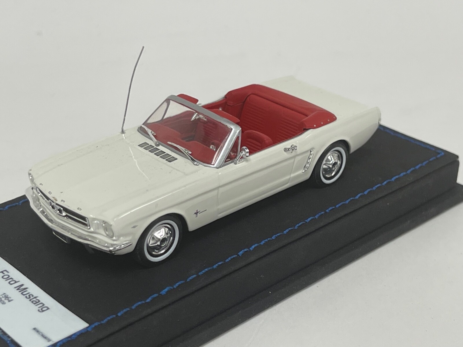 1/43 Minichamps Ford Mustang Convertible 1964 in White on