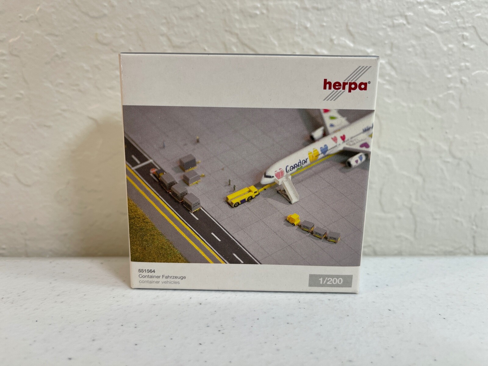 HERPA AIRPORT ACCESSORIES 1:200 LUFTHANSA CONTAINER VEHICLES