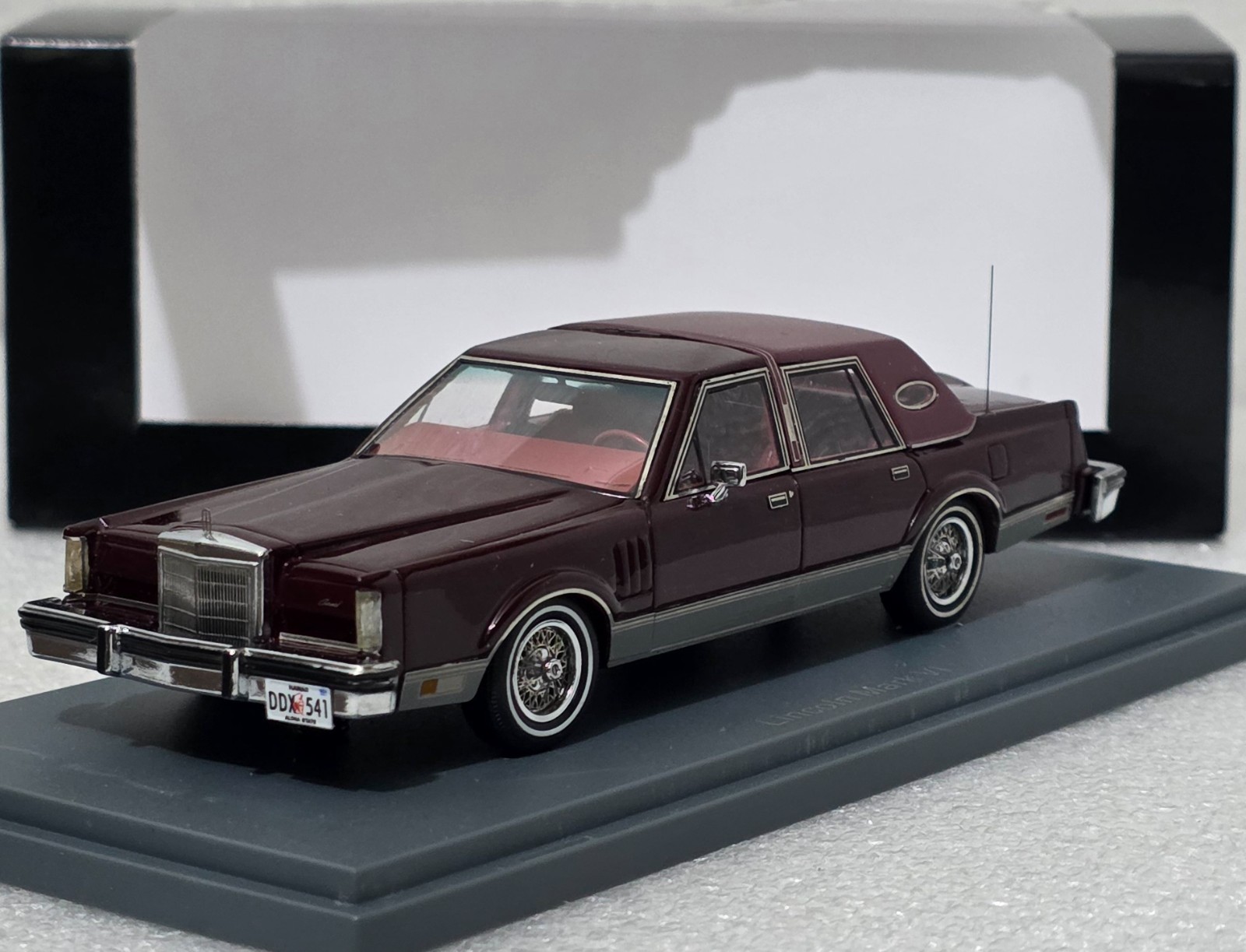 Lincoln Continental Mark VI Sedan 1980 Red 1:43 Neo NEO43541 Resin