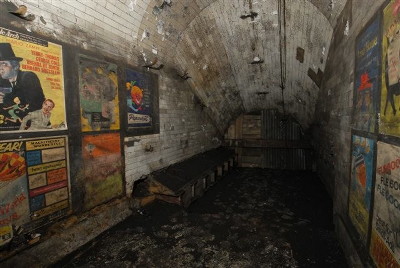 地下鉄駅の工事で発見された50年前のポスター - GIGAZINE