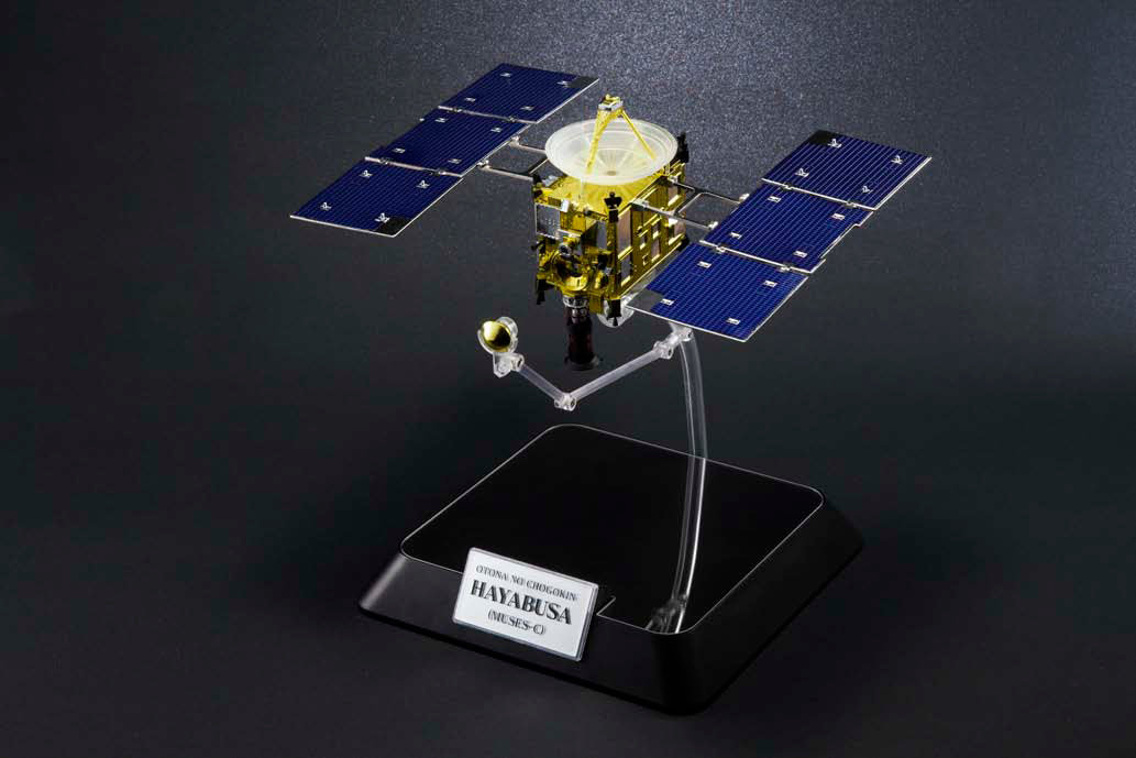 大人の超合金 小惑星探査機はやぶさ」が登場、24分の1スケールで細部