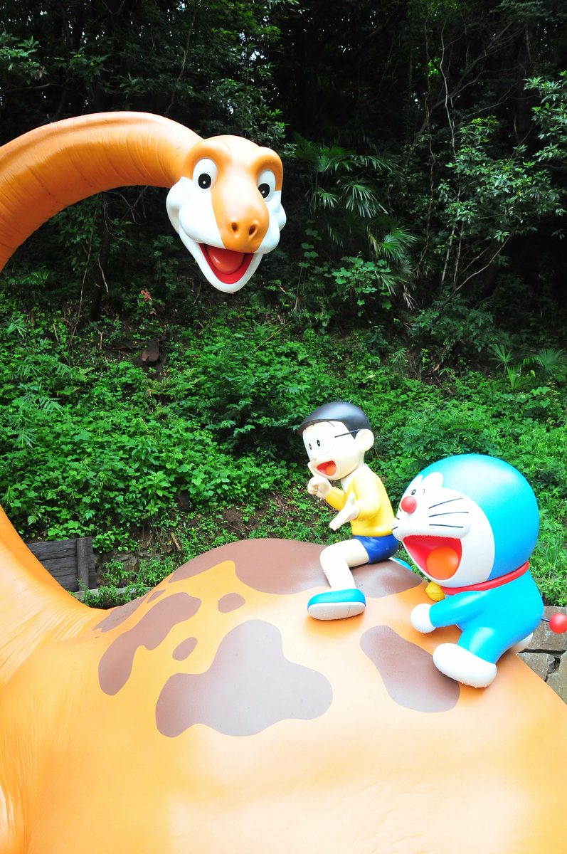 ピー助と遊ぶドラえもん＆のび太や空き地の土管、どこでもドアを再現