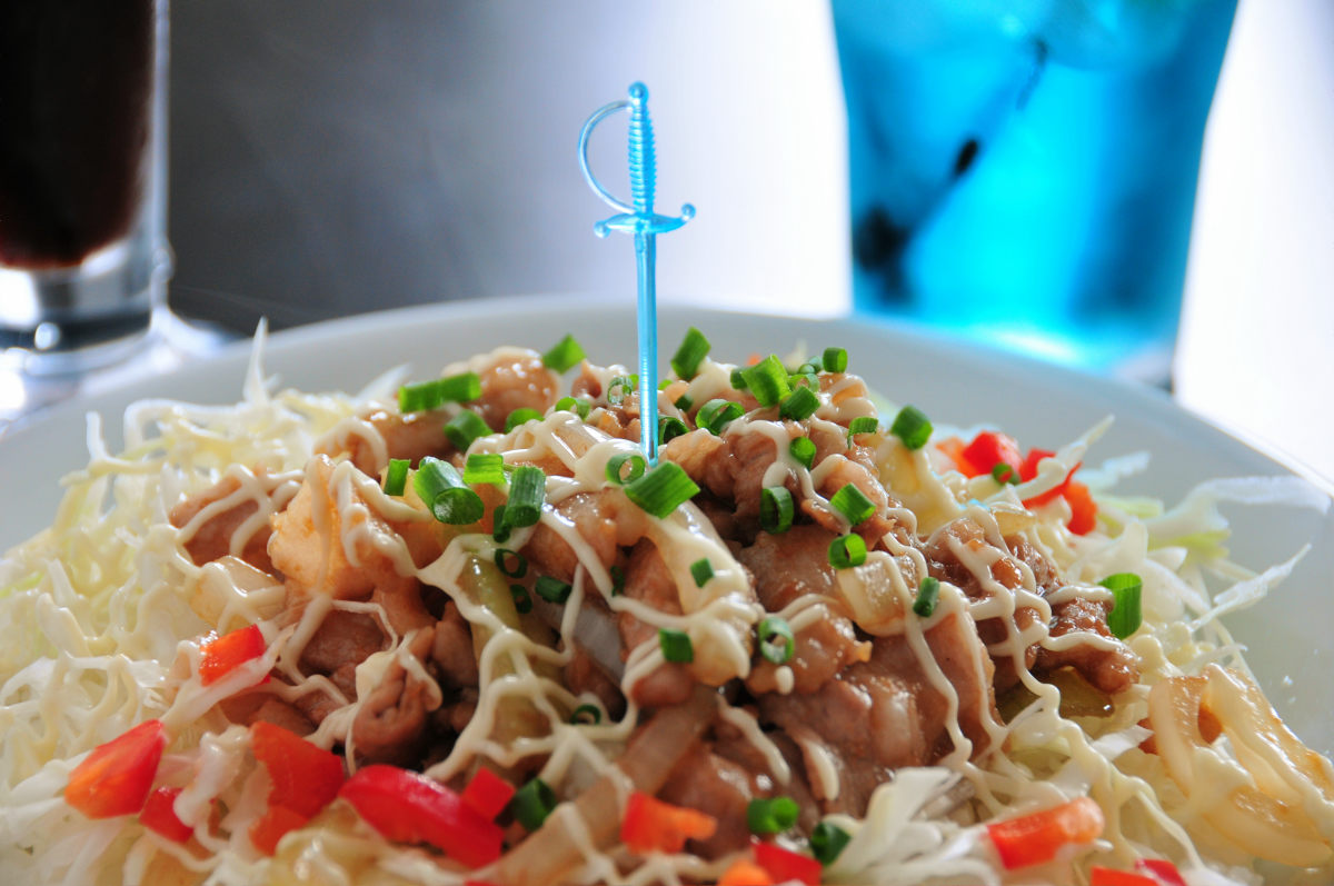 ライスに剣が突き立つ「セイバー陣営プレート」など、Fate/Zeroカフェ