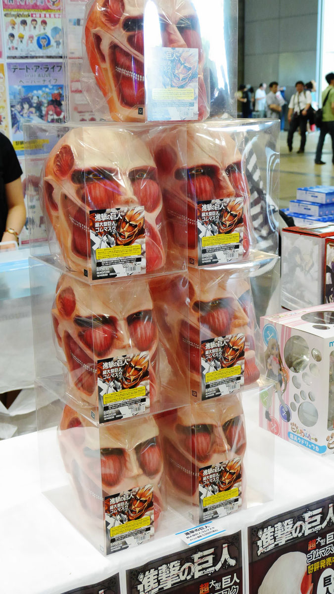 進撃の巨人」の「超大型巨人ゴムマスク」を着用すると一体どうなるかが