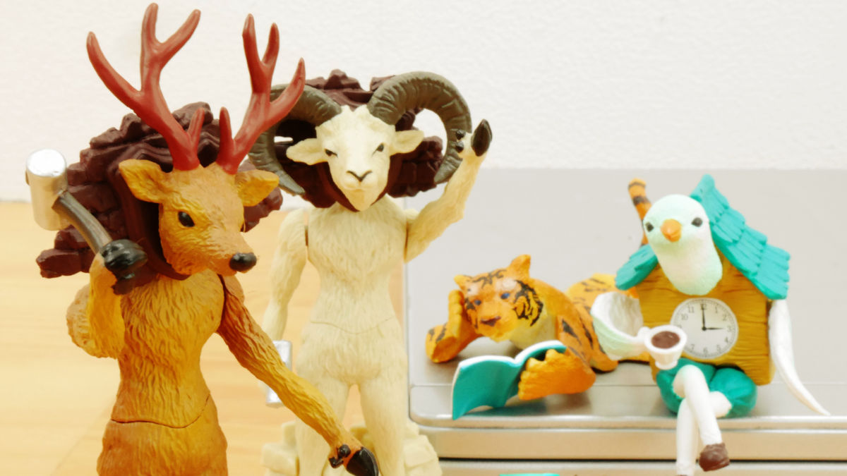 鹿の頭の剥製や虎皮のじゅうたんなどがシュールな姿で生き返る