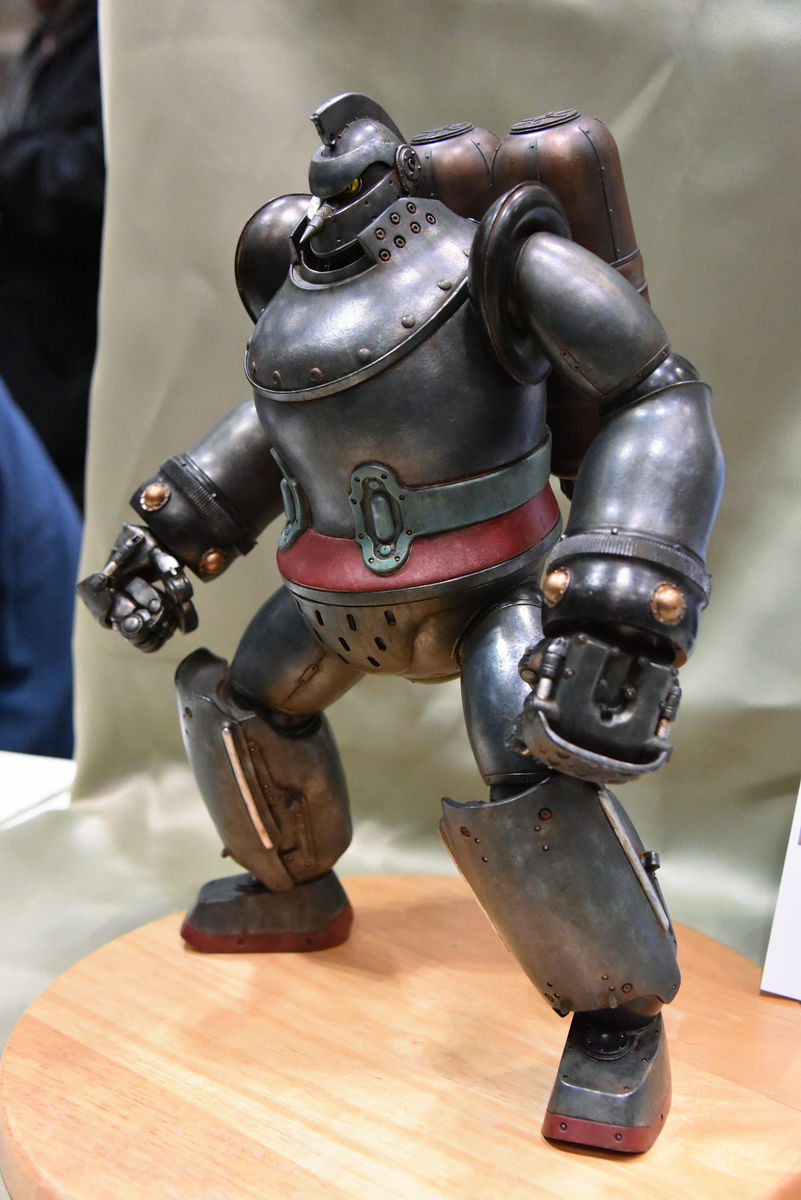 重さ2kg超・全高37cmの重厚な「鉄人28号」 - GIGAZINE