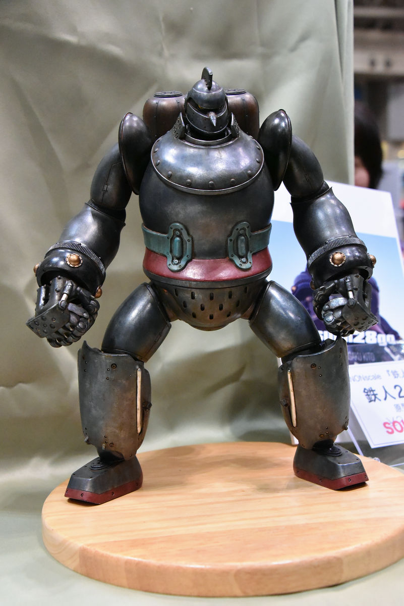 重さ2kg超・全高37cmの重厚な「鉄人28号」 - GIGAZINE