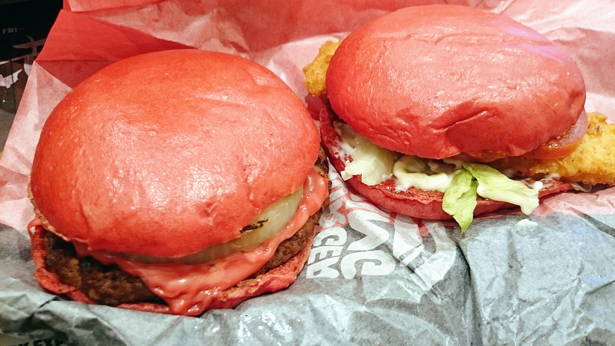 真っ赤な見た目で激辛ソース使用の危険な「AKA(赤侍)」をバーガー