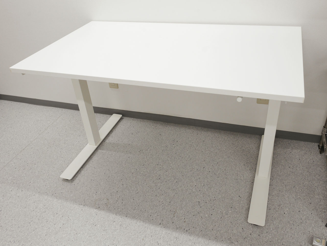 IKEAで2万円以下のスタンディングデスクにもなる昇降式デスク「SKARSTA