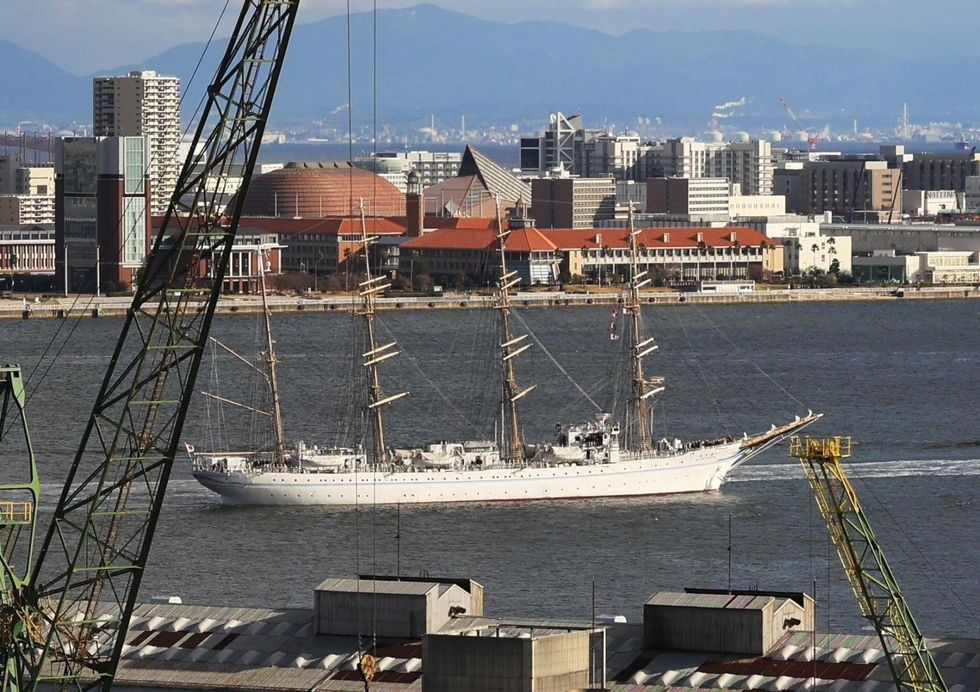 海の貴婦人」海王丸、神戸から出港 ファンに見送られ、新年最初の航海