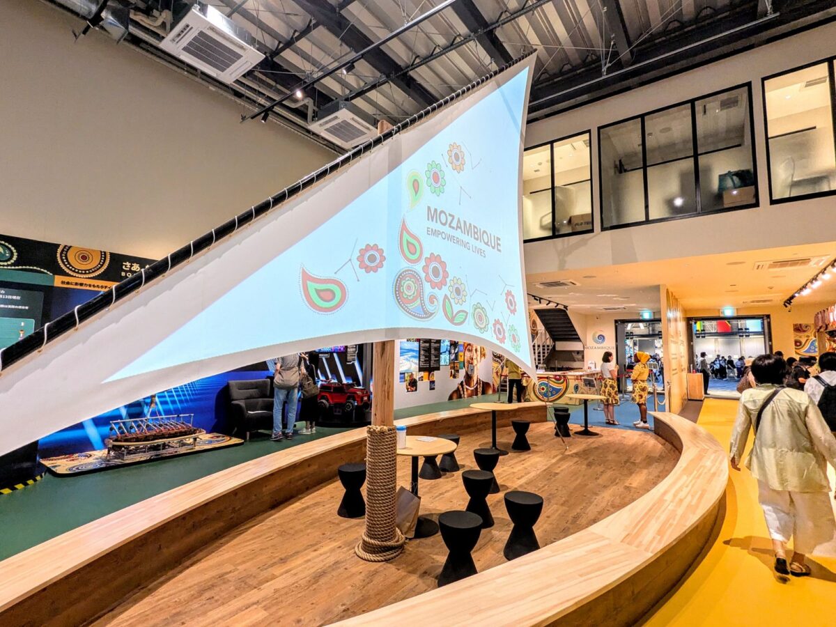 独特な音色が響くティンビラの演奏『モザンビークパビリオン』（大阪