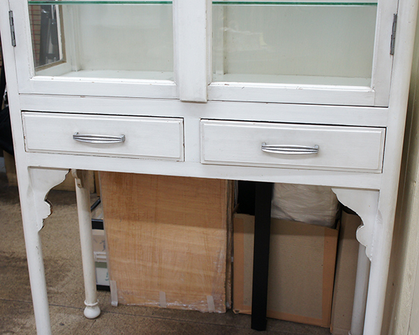 白塗りの医療棚 ドクターキャビネット [ケビント] を店頭販売いたして