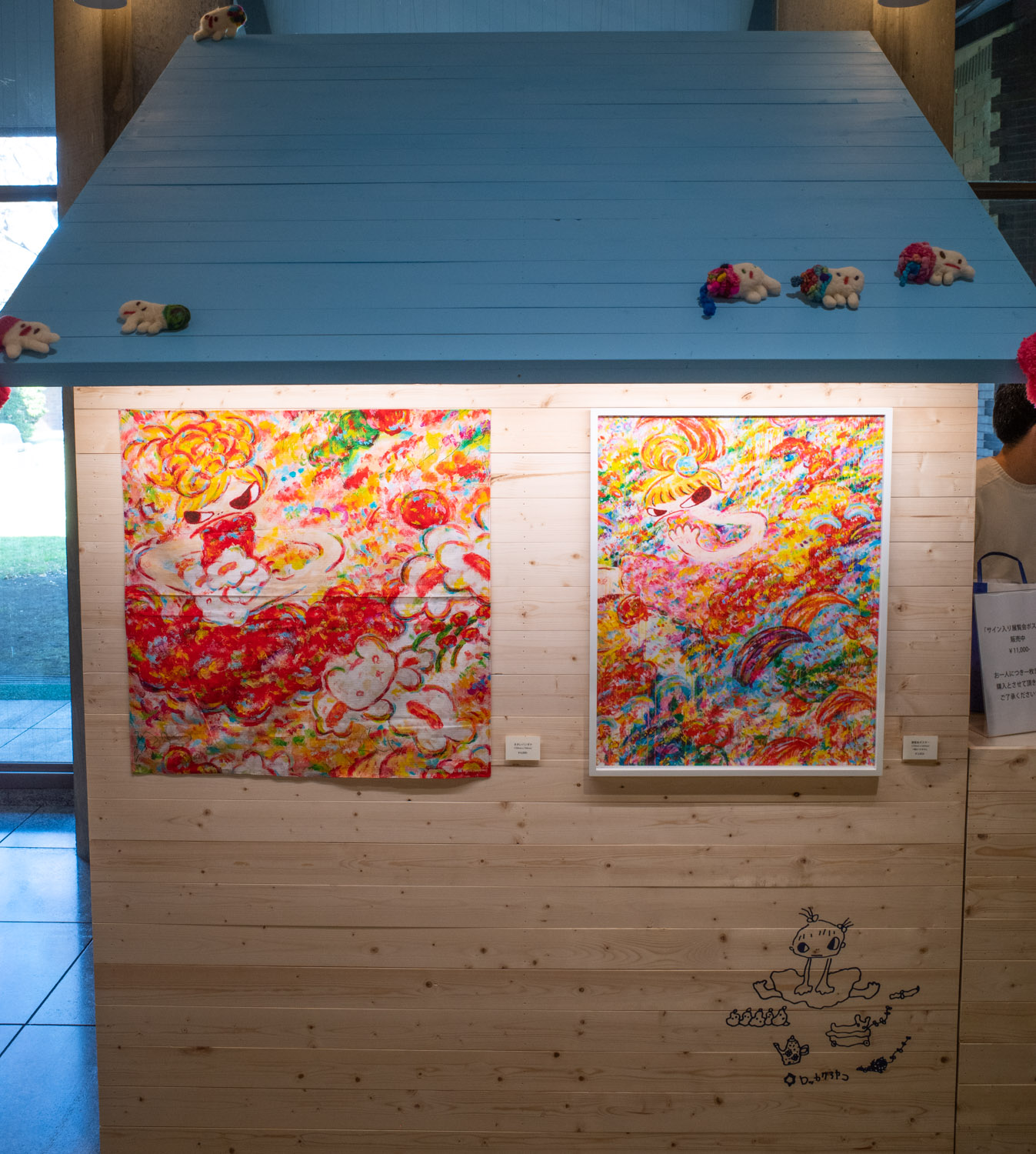 ロッカクアヤコ展】1000部限定ポスターほか〜ミュージアムグッズ展開に