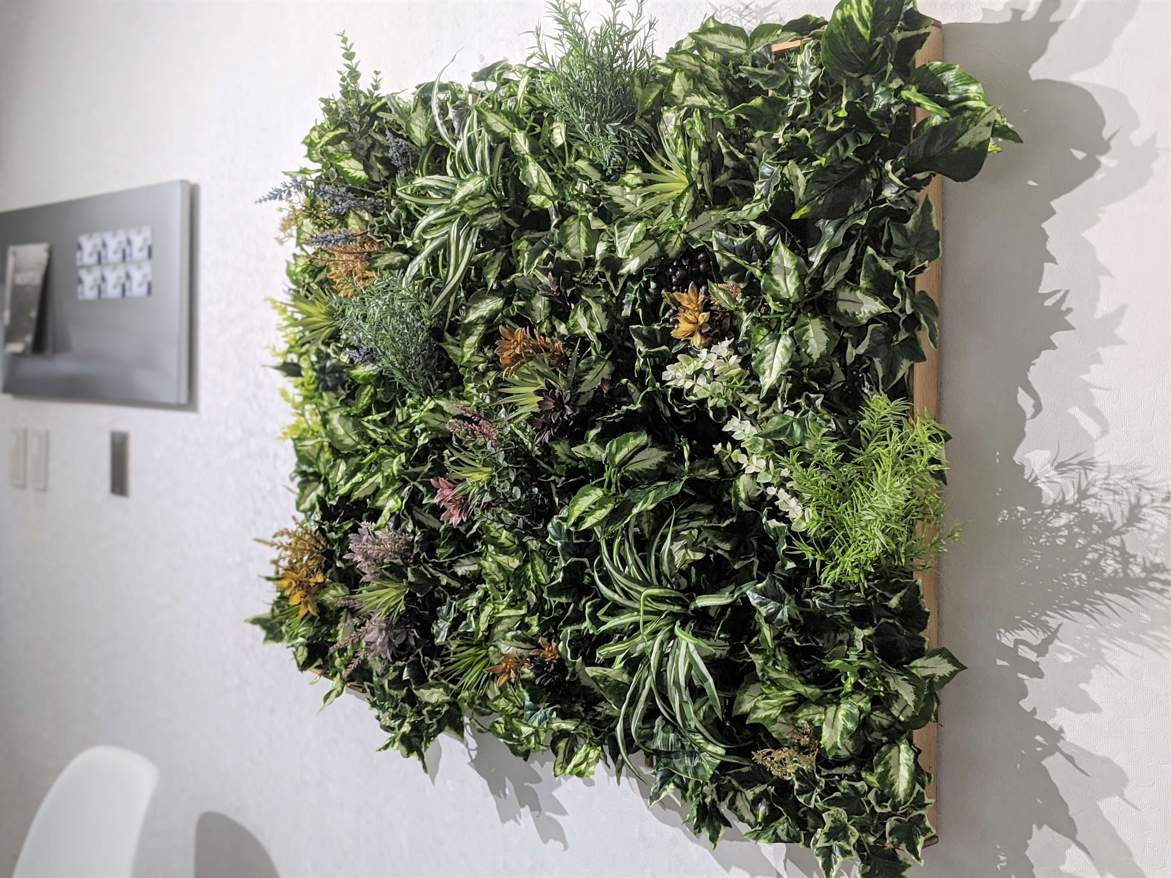 1万円でウォールグリーンをDIY】人工芝と100均のフェイクグリーンを