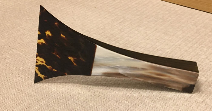 三味線コラム -No.204 美しいべっ甲撥。(三味線亀ちゃん) | 三味線亀屋