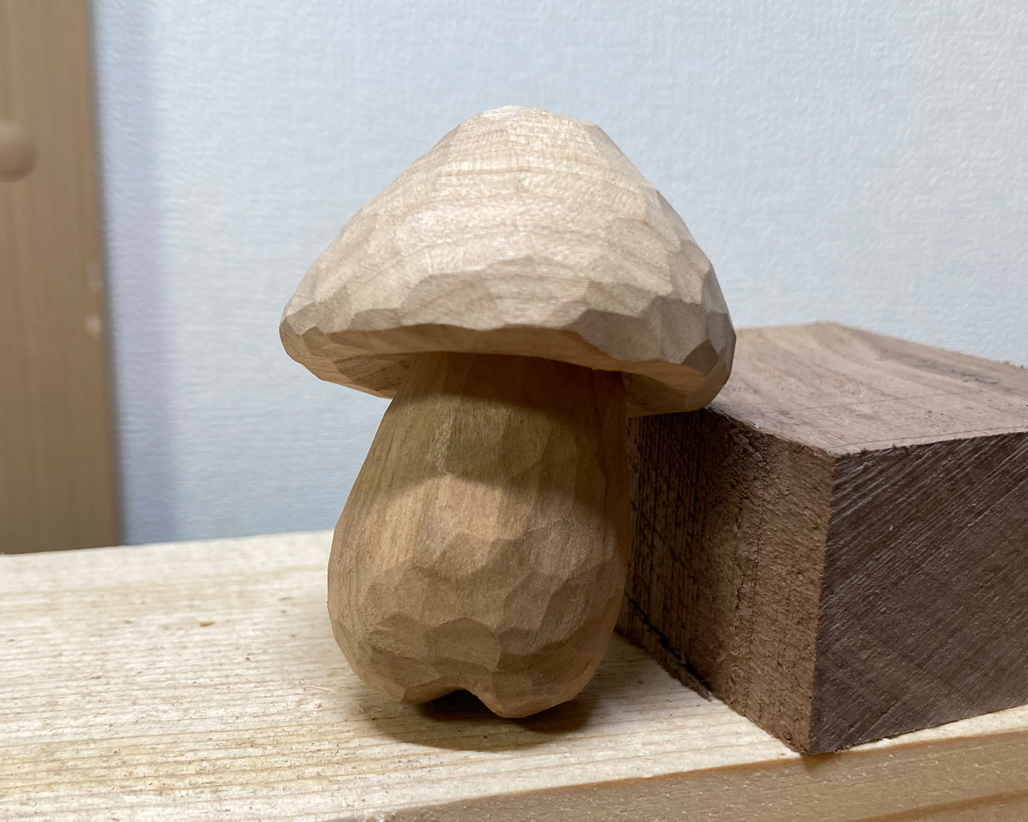 山桜の木で木彫り（キノコの形や彫り方を変えてみる） | 工房木ノ文