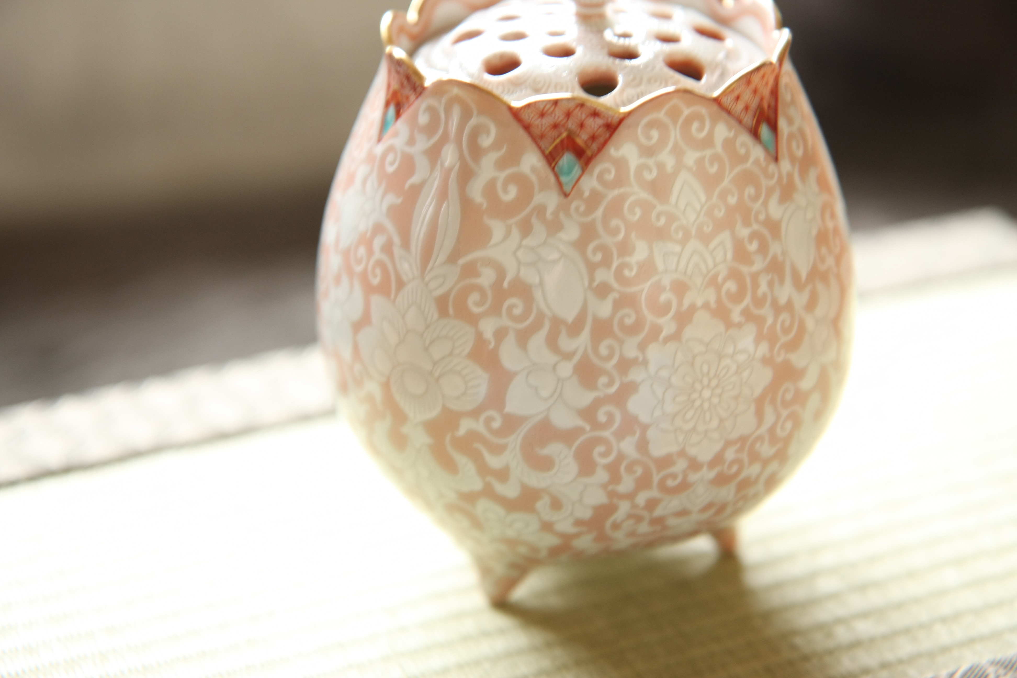 白砡描割宝相華文蓮型香炉 – 芳岳工房 聖窯 加賀陶苑