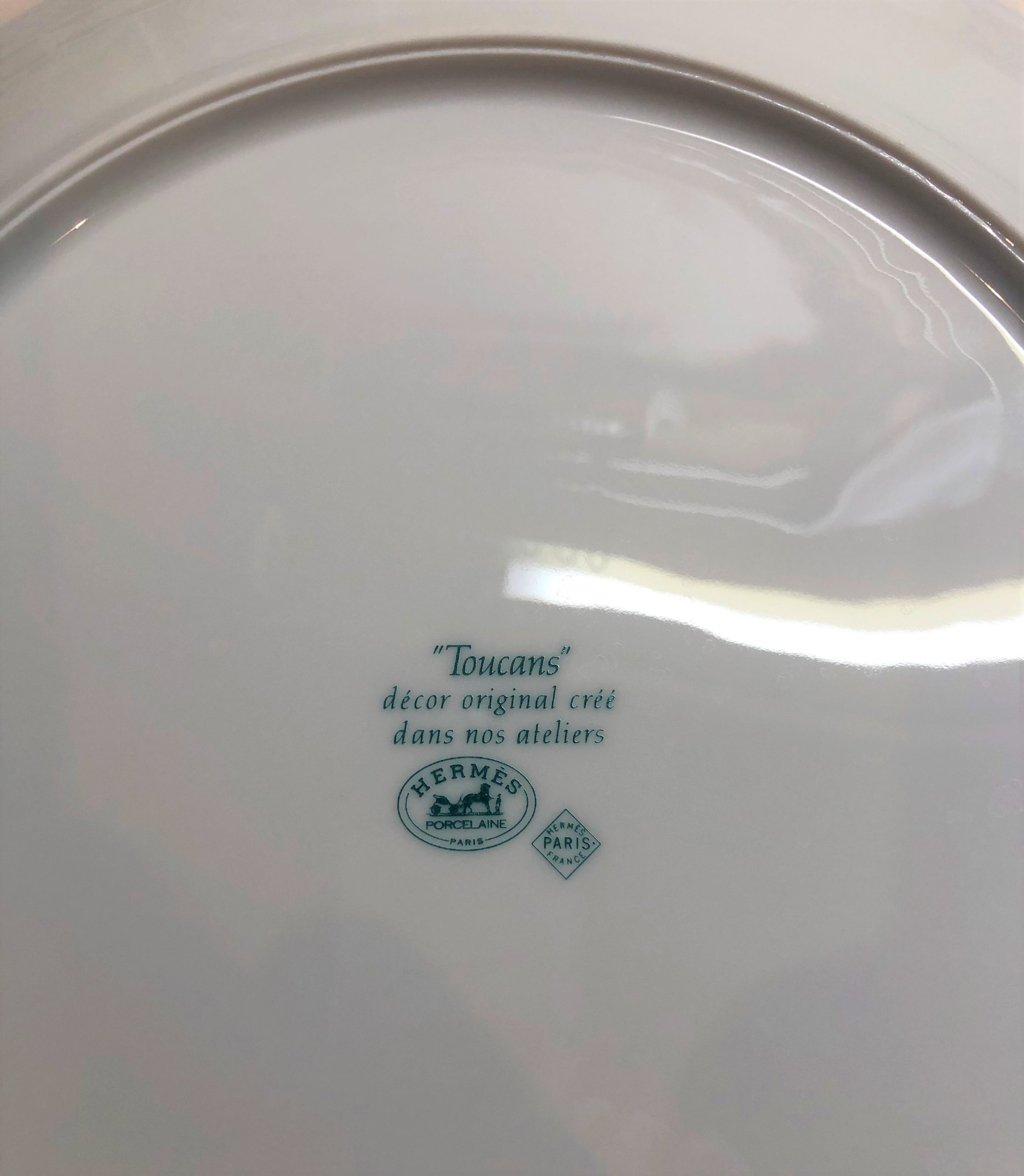 エルメスのお皿トゥカン、カラフルな南米の鳥オオハシの絵がきれい