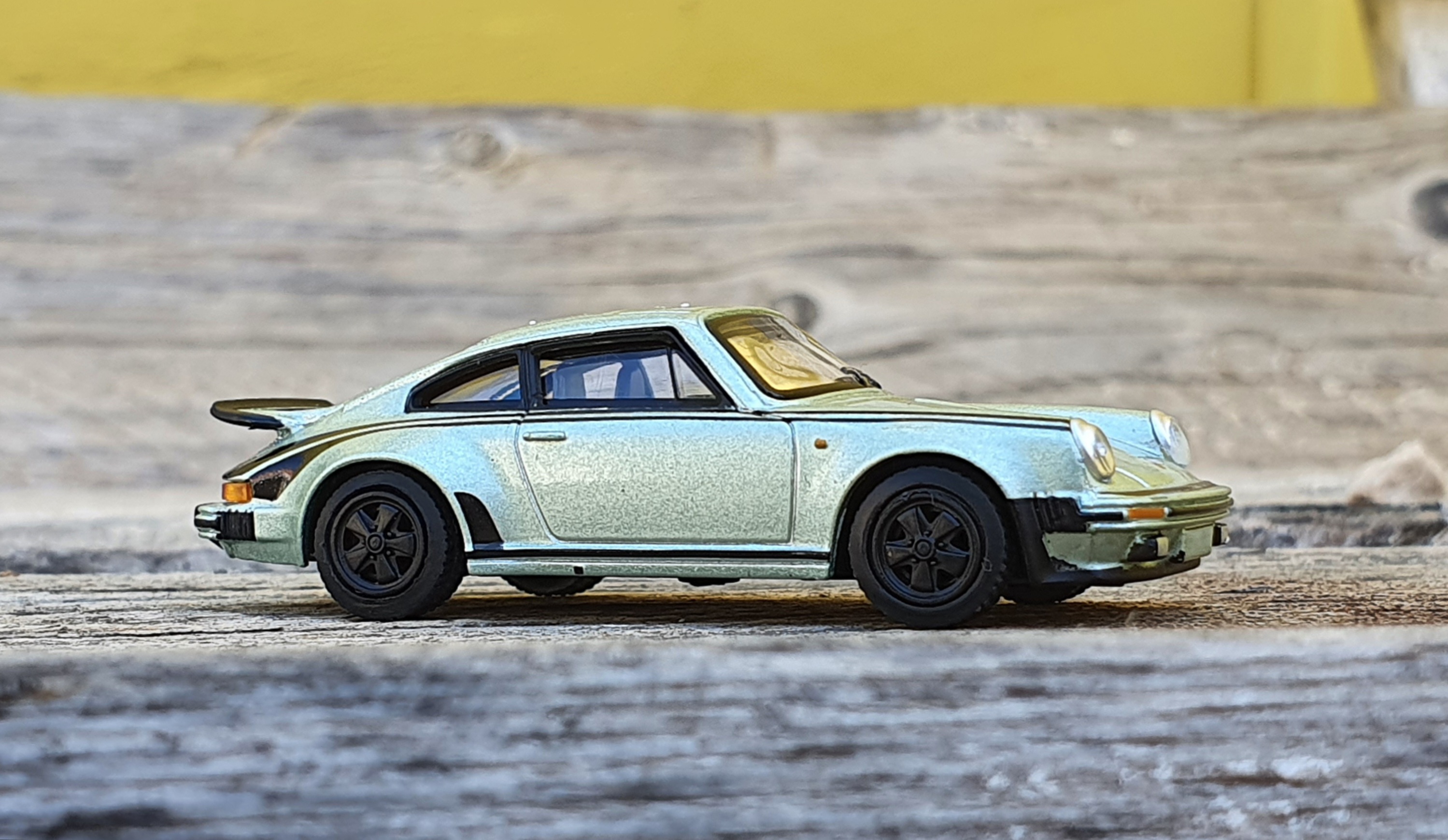 Dirt don't slow you down – Schuco Porsche 911 Turbo Magnus Walker