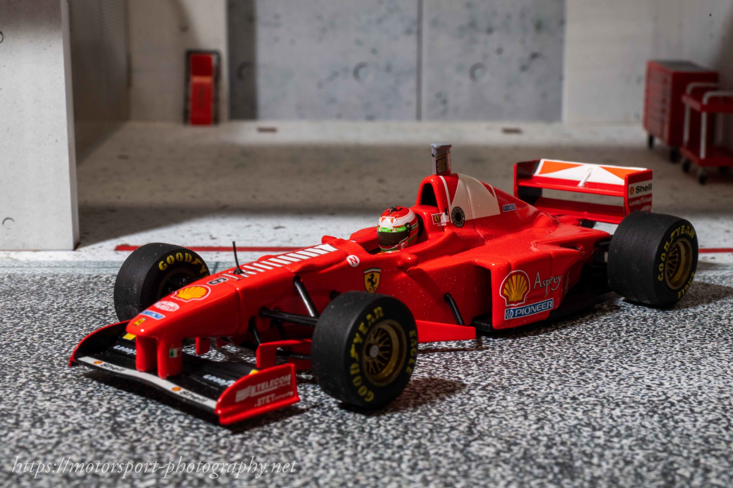 フェラーリF310B 伝統の深紅を捨て蛍光レッドになったマシン【ミニカー