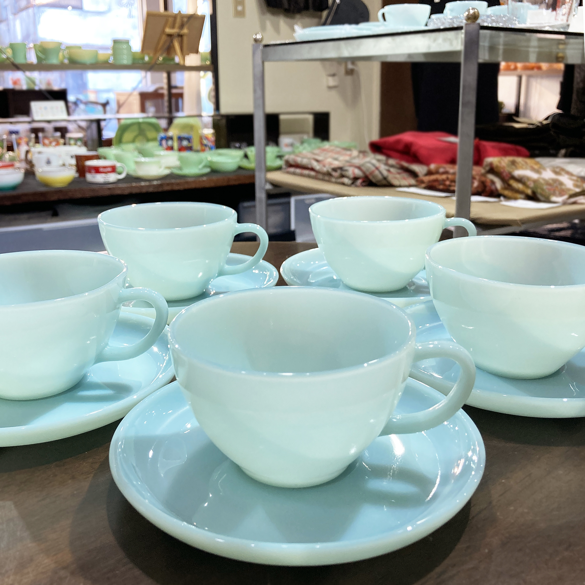 Fire-king ターコイズブルーが多数入荷。1950年代USAヴィンテージ