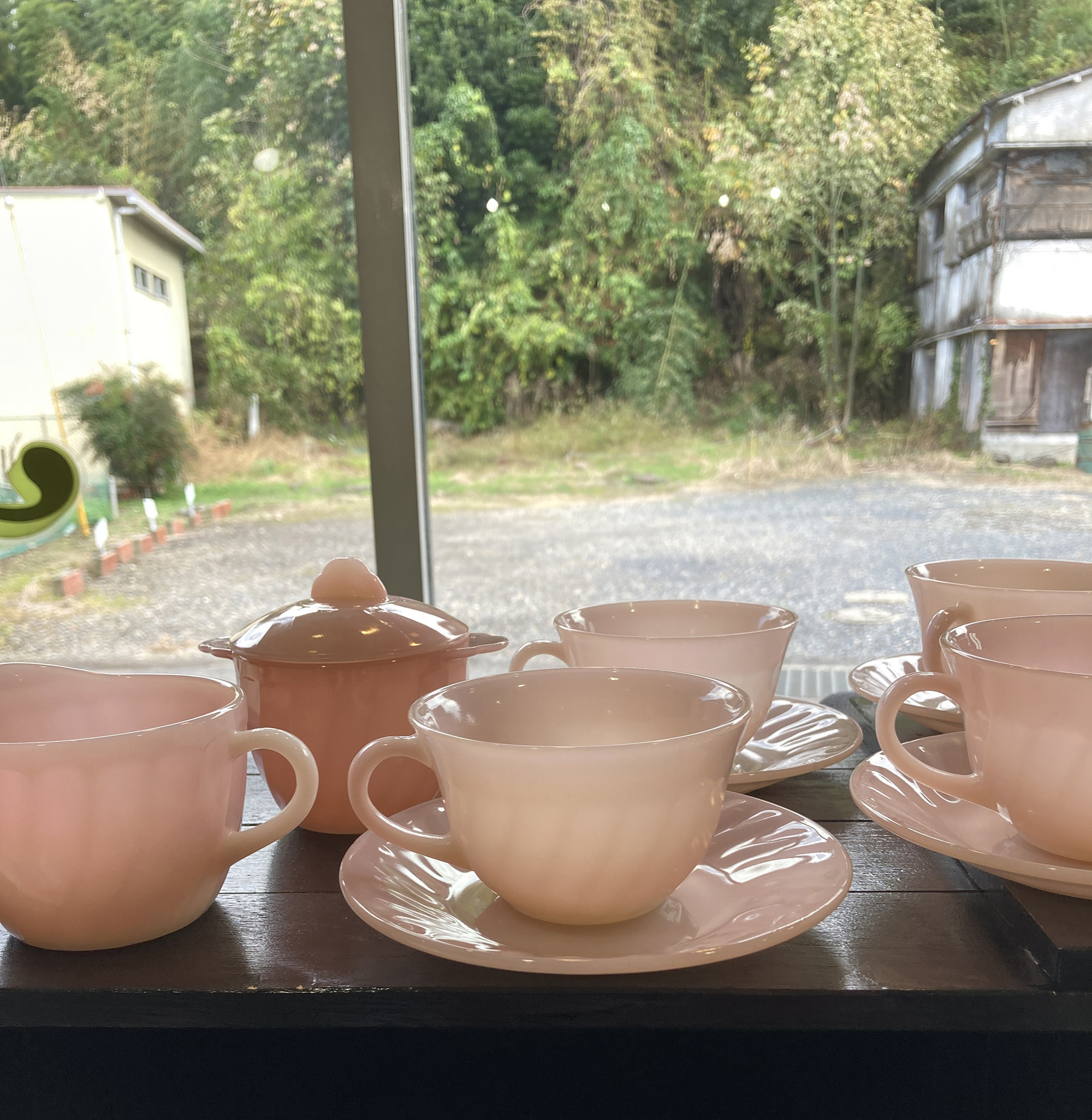 Fire-king 花のように優雅なピンクスワールの食器 | マメチコ