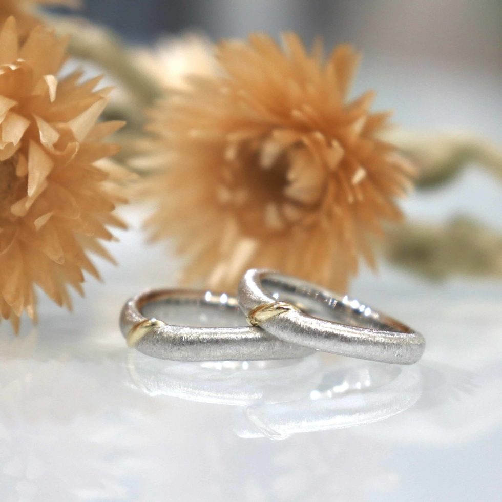プラチナリングにワンポイントを加えた結婚指輪｜鶴 (mikoto)
