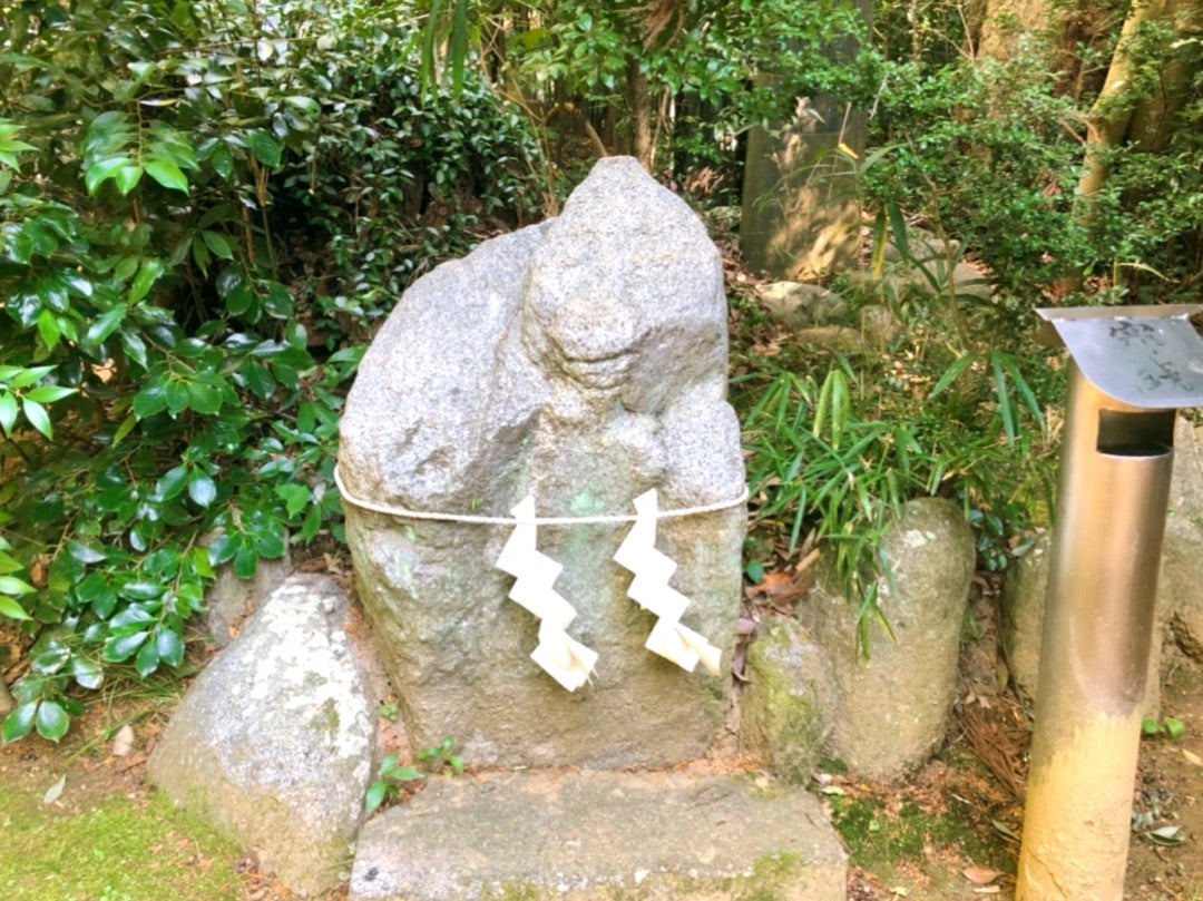 飛鳥の謎の石造物vol.2】柵の向こうに潜むミステリー「猿石」の謎を