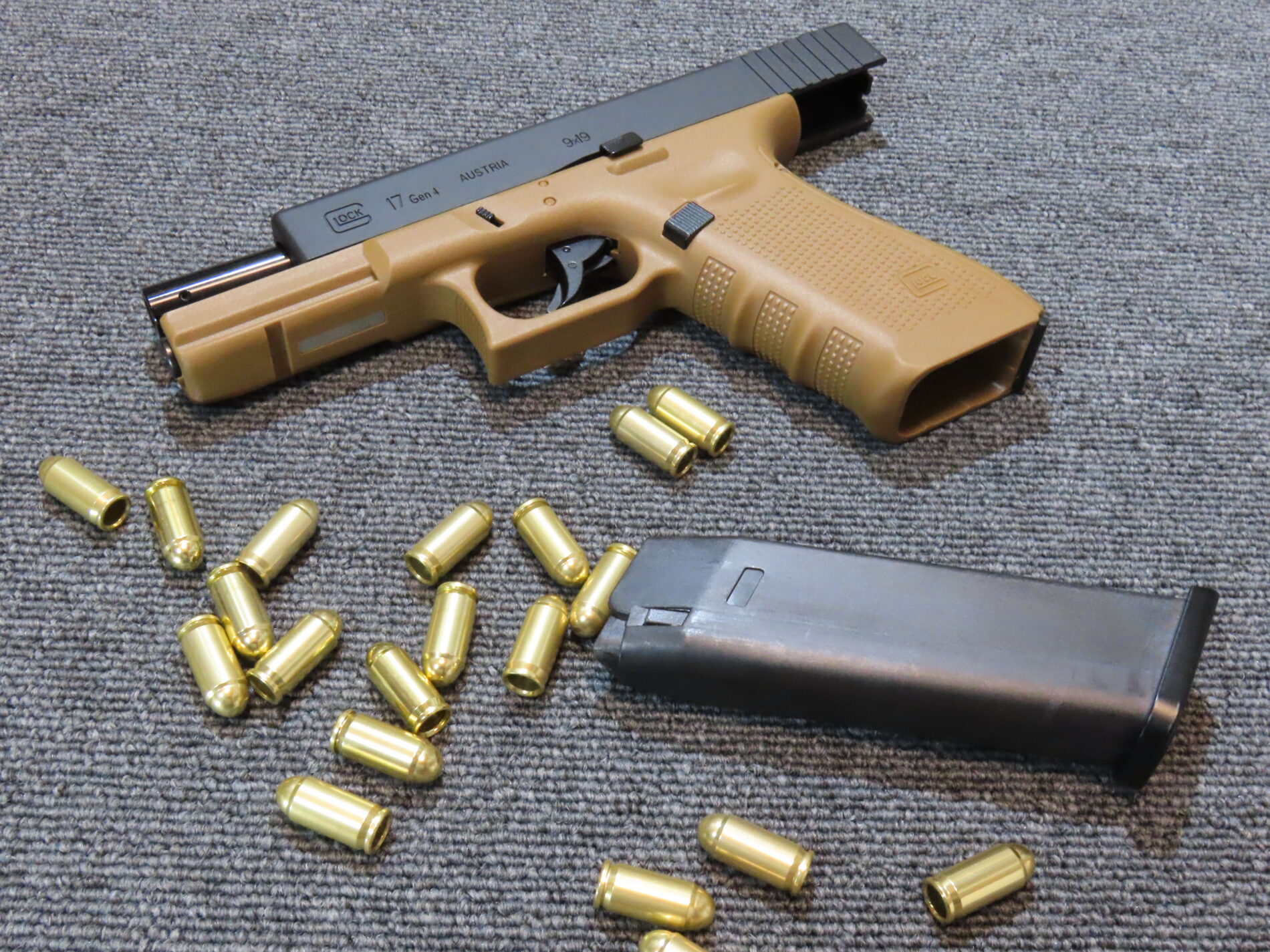 グロックG17 gen4_レーザー＋排莢 玩具 | 「現在準備中」個人工房 模型