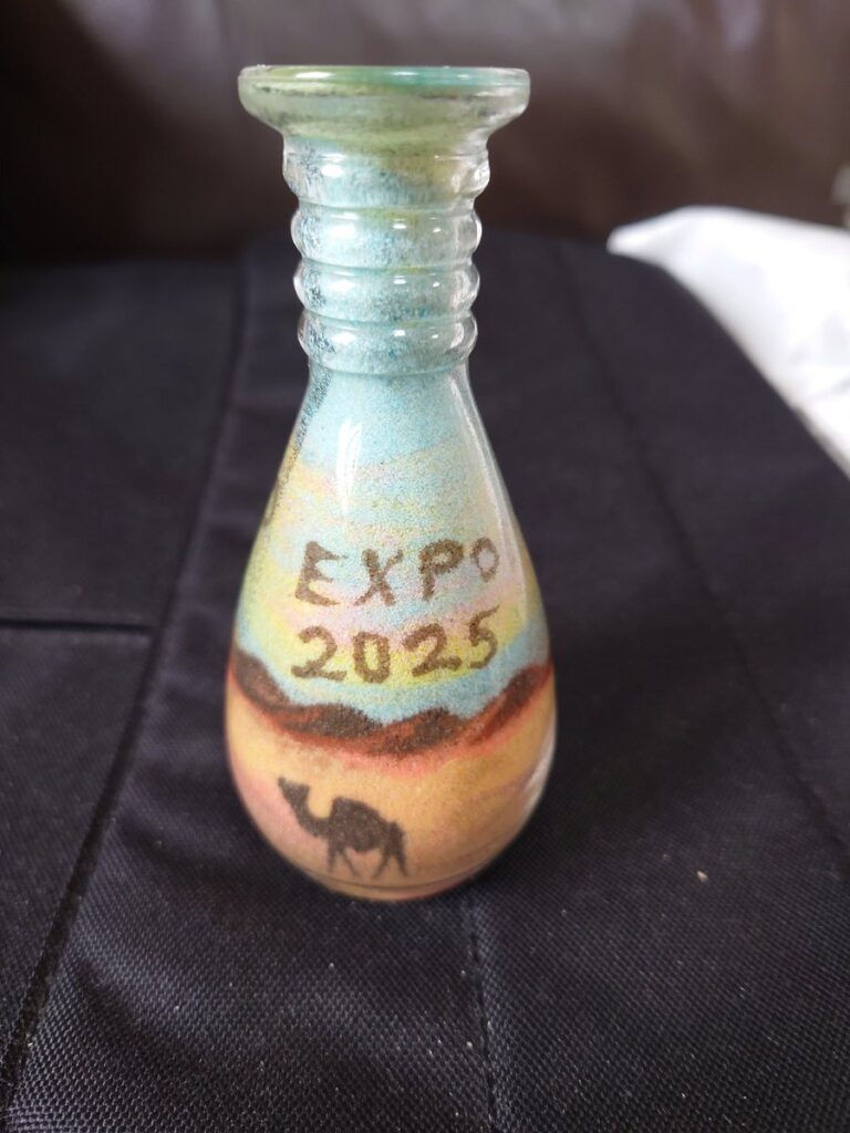 万博 EXPO2025 ヨルダン パビリオン サンドアート ミャクミャクカラー