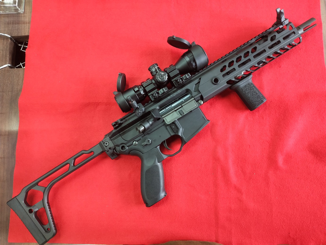 実銃メーカーSIG SAUER公式エアソフトガン SIG MCXのご紹介です