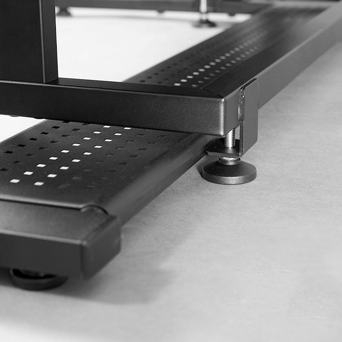 姿勢の補助にも、小柄な人にも最適なゲーミング足置き！Bauhutte