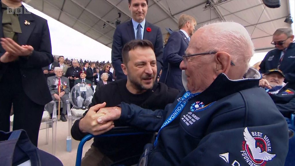 あなたは英雄」と呼び合う、ゼレンスキー氏と退役軍人 ノルマンディー