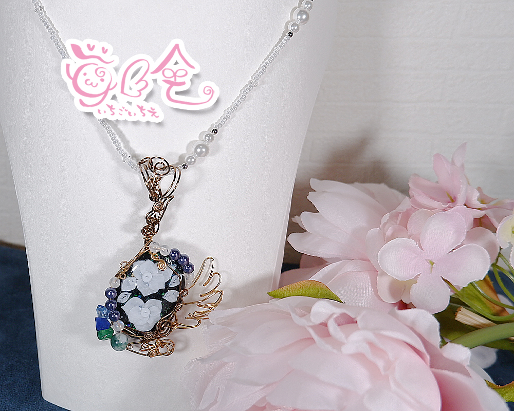 ペンダントップのオルゴナイト「Un bouquet pour le monde 世界中に