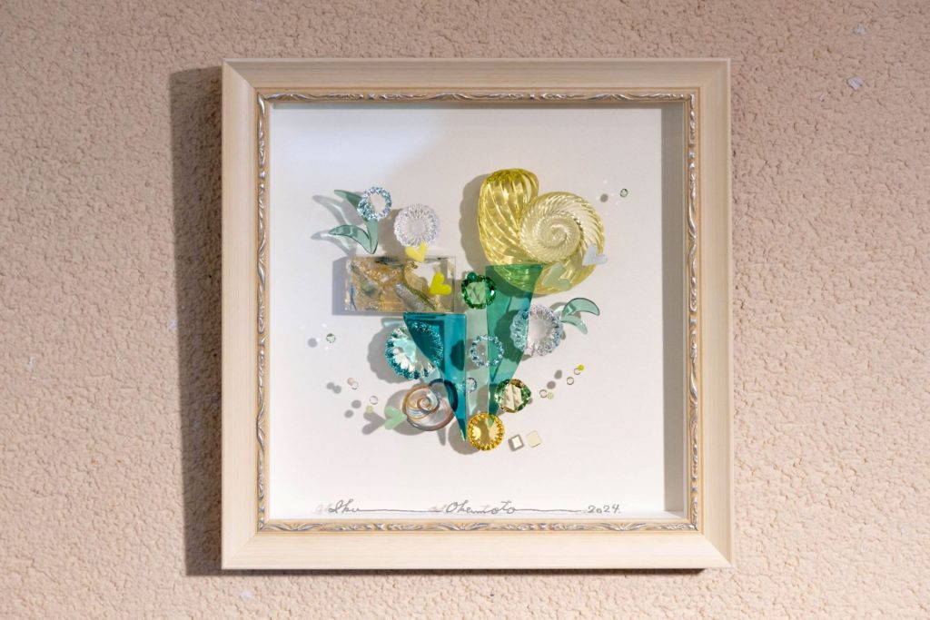 梅雨空を吹き飛ばすガラスアート「上村由希ガラス工房-Glass Collage