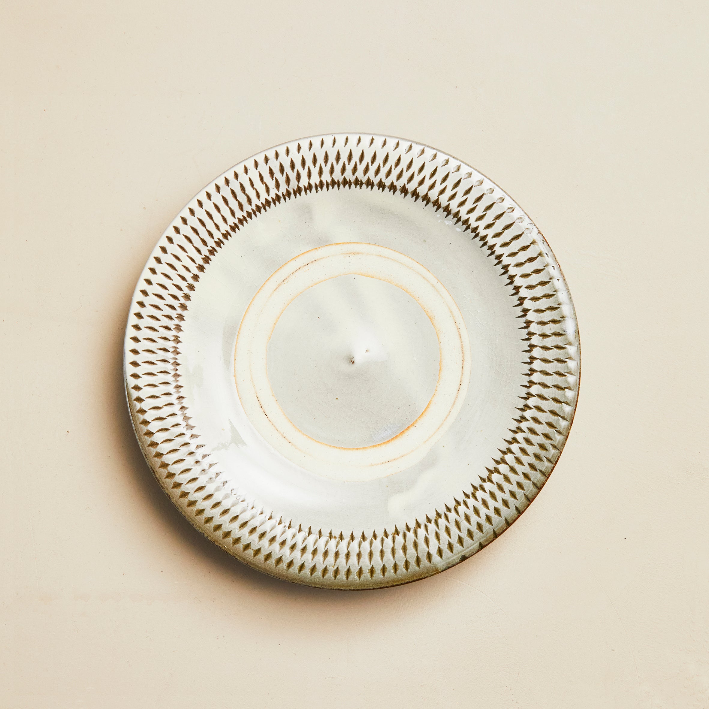 小石原焼 太田哲三窯 フチあり6.5寸平皿【飛びかんな・白】 – IEGNIM