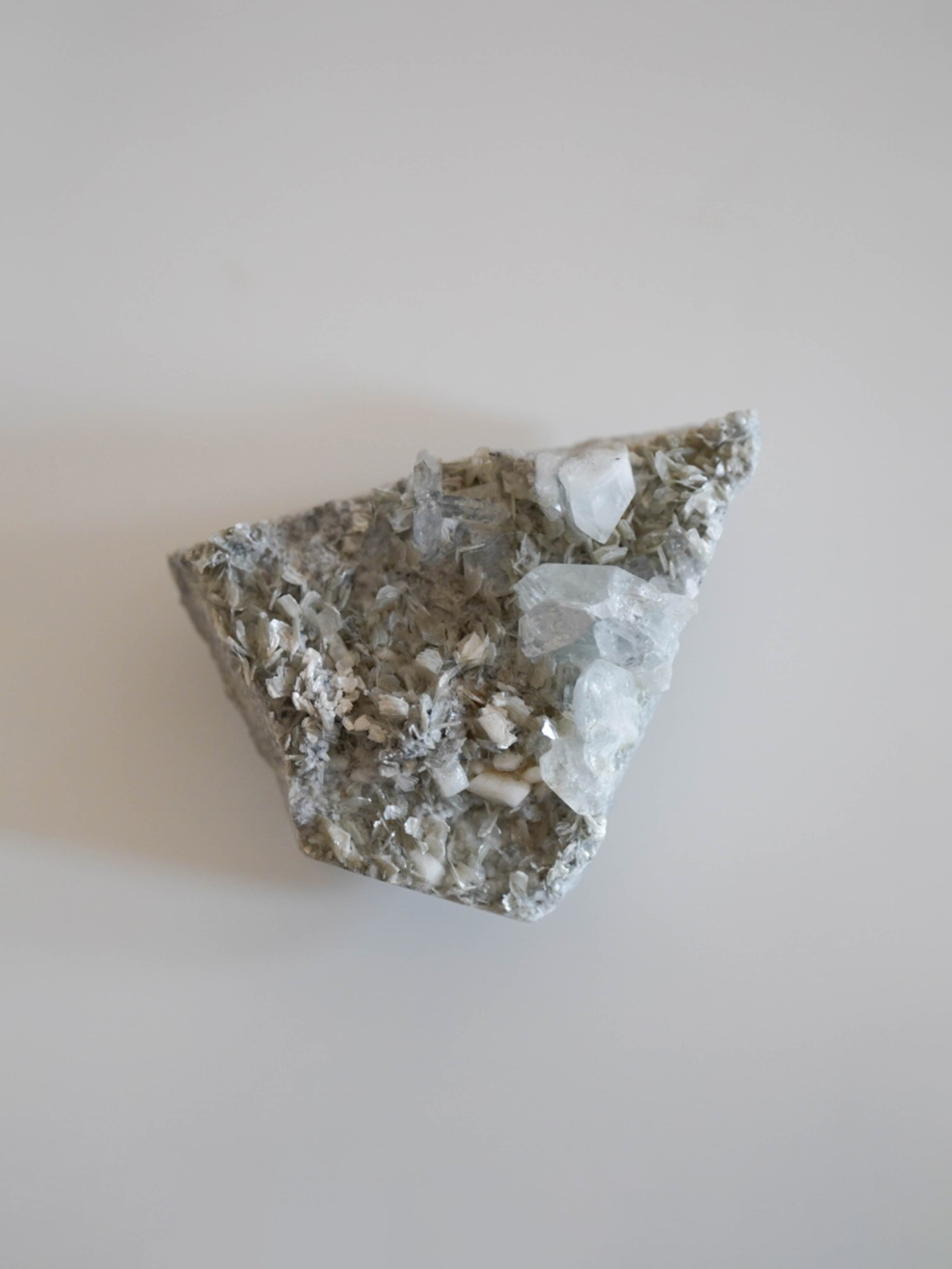 四川省産アクアマリン原石 母岩つき｜IDIOS