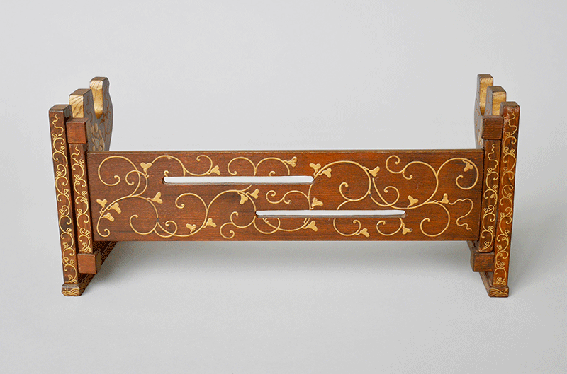 桑秋草田舎家図蒔絵畳刀掛Mulberry wooden and lacquered sword rack
