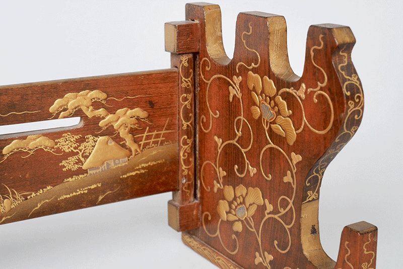 桑秋草田舎家図蒔絵畳刀掛Mulberry wooden and lacquered sword rack