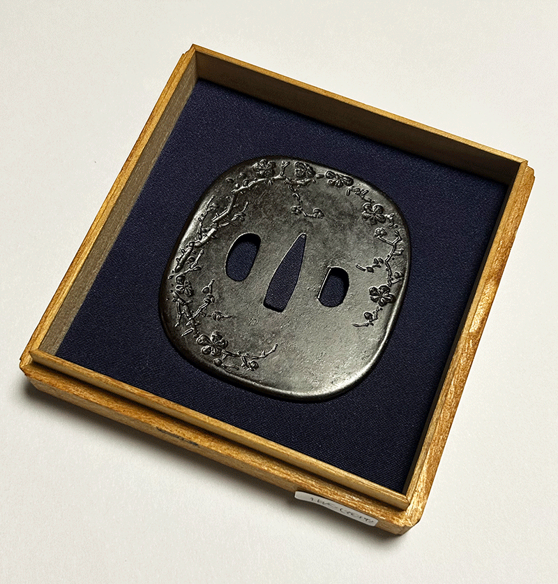 歳寒二雅図鐔 銘 伯応（花押） | 日本刀買取 販売、刀剣古美術の飯田高遠堂