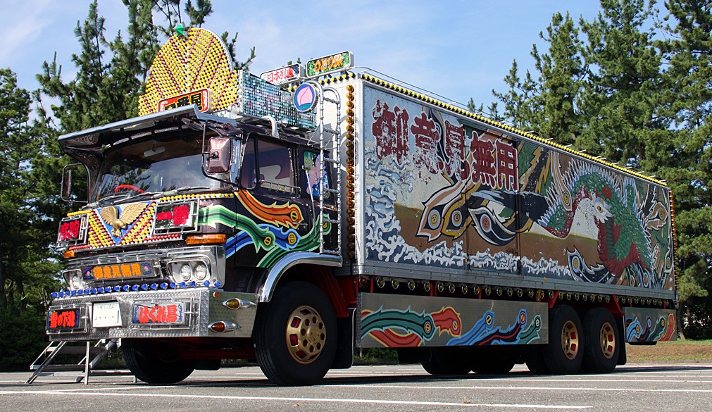 大阪オートメッセ「菅原文太」の愛車“一番星号”が電飾を光らせ甦る